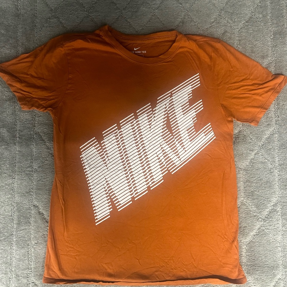 Nike T Shirt Mens Medium Orange Short Sleeve Big Logo Athletic Cut